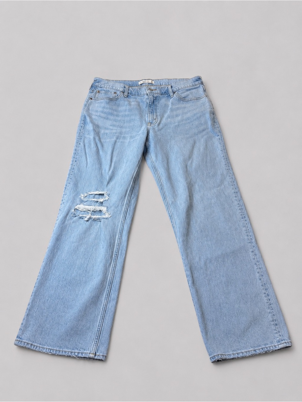 Abercrombie & Fitch Women's Low Rise Baggy Jeans - Light
Wash - Size 12 - Picture 2 of 10